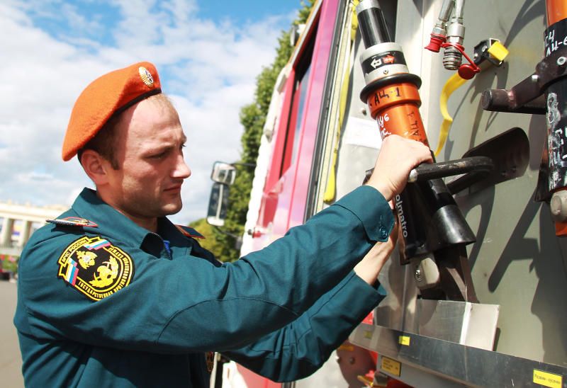 Многодетным семьям в Москве вручили более тысячи автономных пожарных сигнализаций