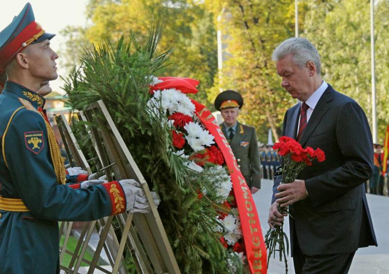 Сергей Собянин возложил цветы к Могиле Неизвестного солдата