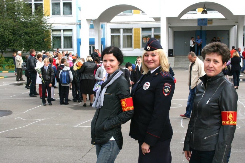 1 сентября 2019 года. Народные дружинники Елена (слева) и Марина (справа) Разумовы помогают сотрудникам полиции на торжественной линейке в школе № 1828. Фото: Антон Гердо