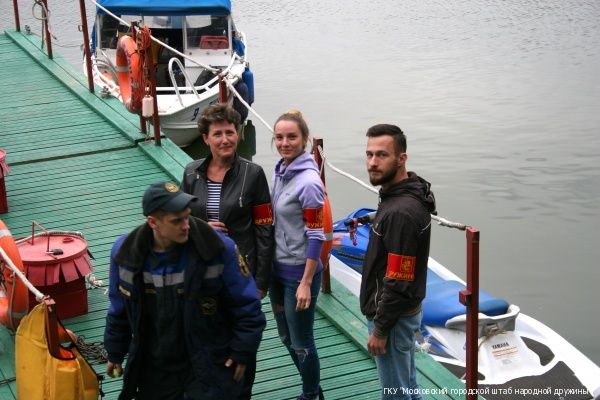 Дружинники дежурят с сотрудниками МЧС на Борисовских прудах. На фото слева направо: Марина Разу мова, Дарья Бурнаева и Игорь Соловьев. Фото: Антон Гердо