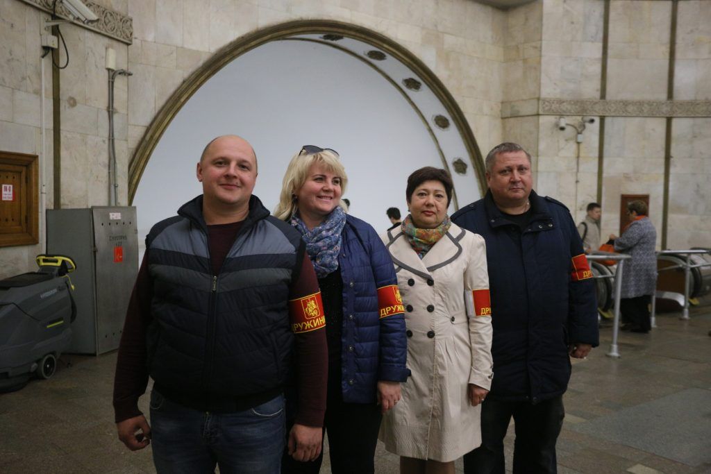 26 сентября 2017 года. Начальник штаба Добровольной народной дружины метрополитена Ирина Филиппова (вторая слева) и дружинники Руслан Салов, Галина Черникова, Александр Калинин (3, слева направо). Фото: Антон Гердо