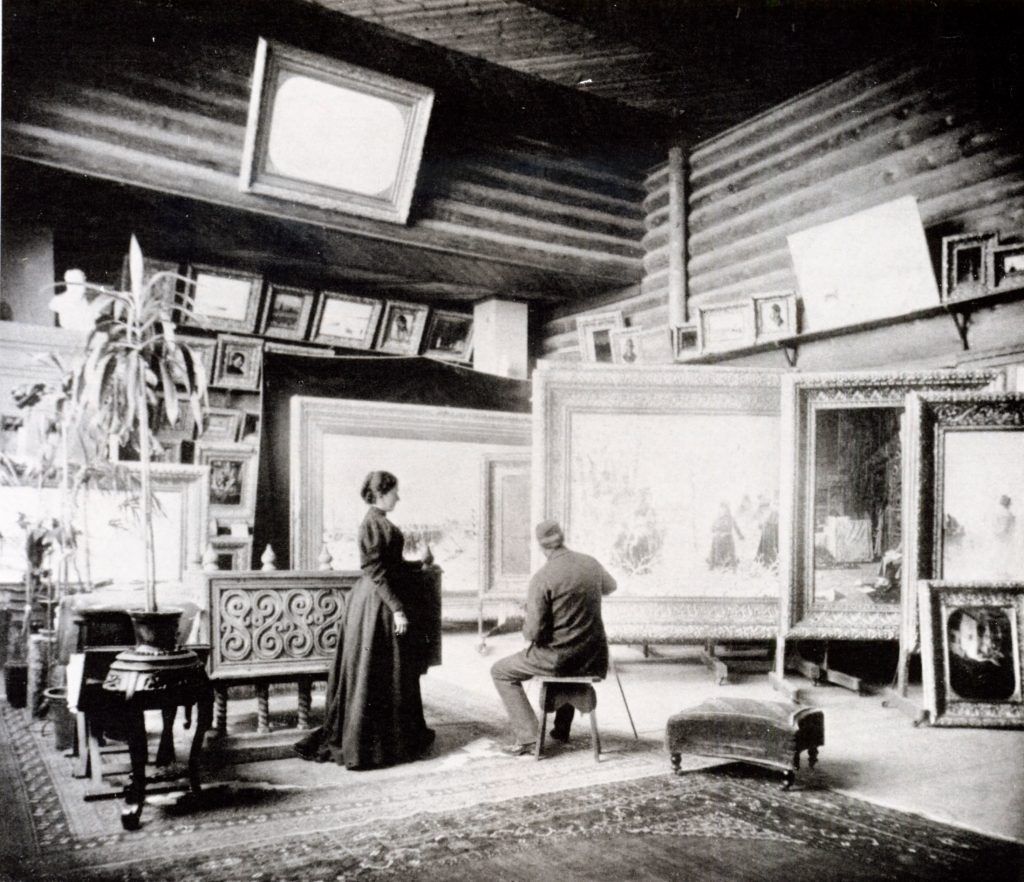 1890-е годы. Художник с женой в «зимней мастерской». справа от Верещагина видна картина «С оружием в руках — расстрелять!» из серии о 1812 годе