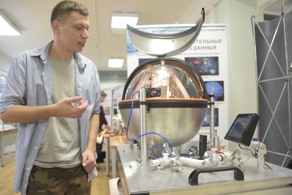 12 октября 2019 года. Студент Дмитрий Фисенко показывает макет «ядерной» батареи. Фото: Пелагия Замятина
