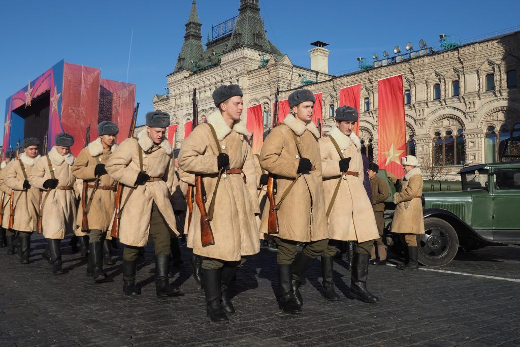7 ноября 2018 года. Реконструкция парада 1941 года на Красной площади. Военные в форме пехотинцев того времени. Фото: Антон Гердо