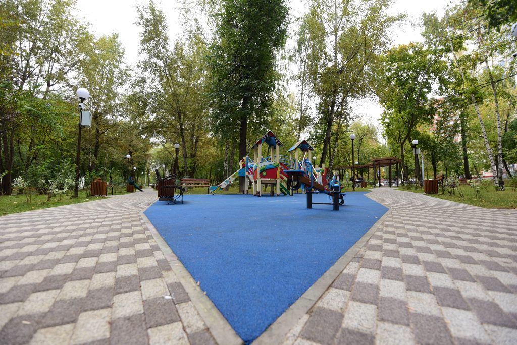 Сквер благоустроили для жителей всех возрастов: например, для детей установили площадку. Фото: Светлана Колоскова