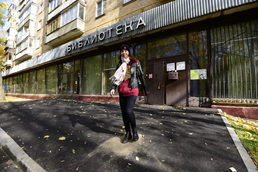 8 октября 2019 года. Жительница района Диана Евдокимова выходит из библиотеки, возле которой недавно отремонтировали тротуар. Фото: Пелагия Замятина