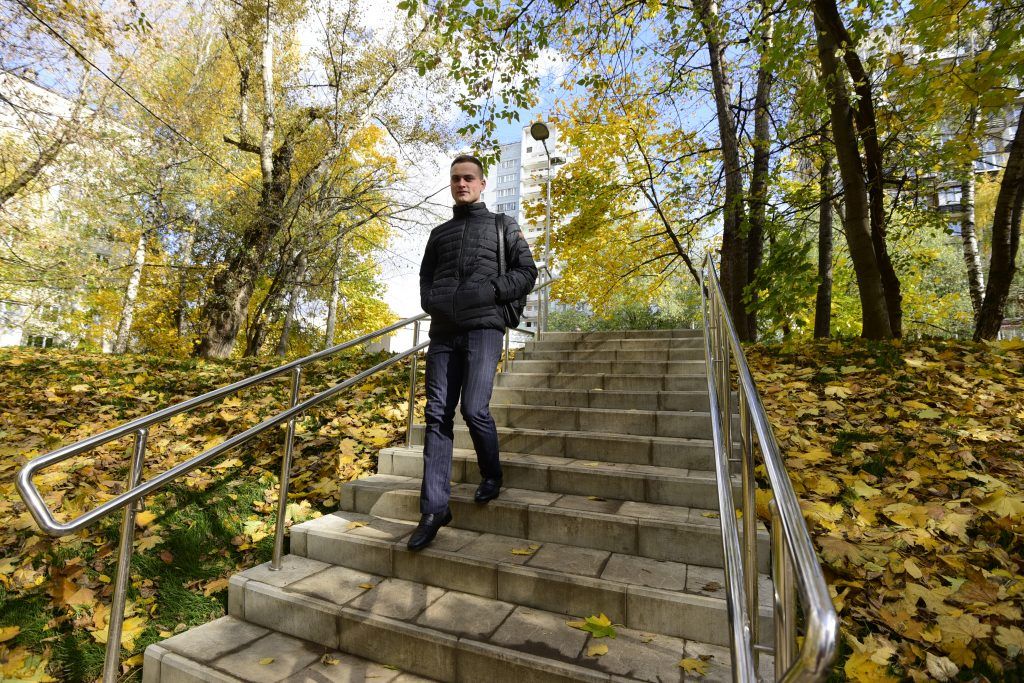 Владимир Белоконев спускается по новой лестнице. Фото: Пелагия Замятина
