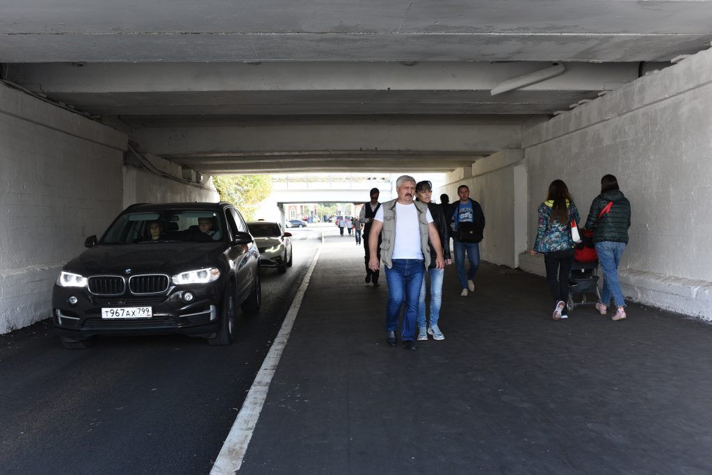 14 сентября 2019 года. Пешеходы идут по широкому тротуару около станции метро «Царицыно». Фото: Пелагия Замятина