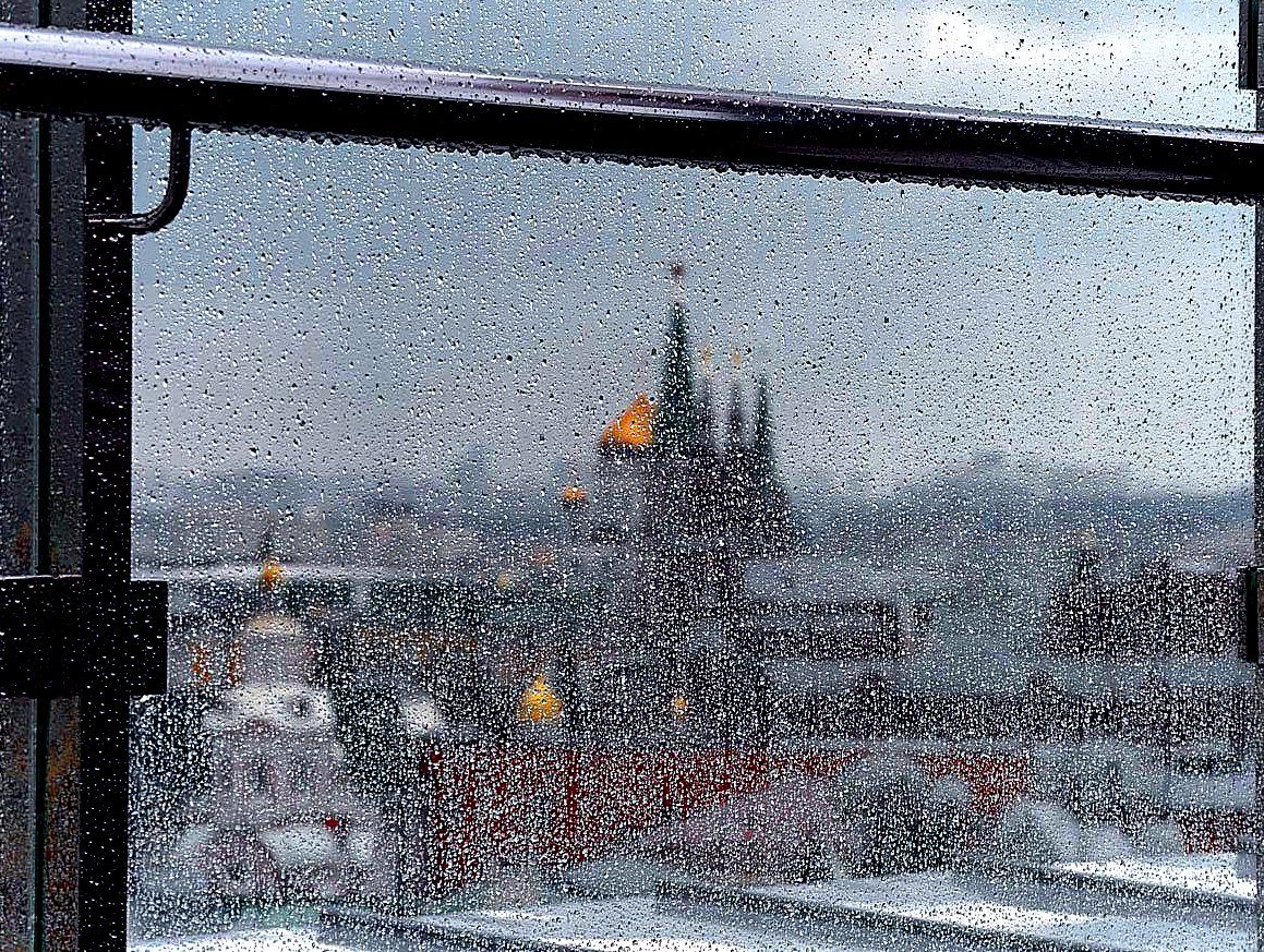 Дожди и порывистый ветер попытаются испортить теплые выходные в Москве