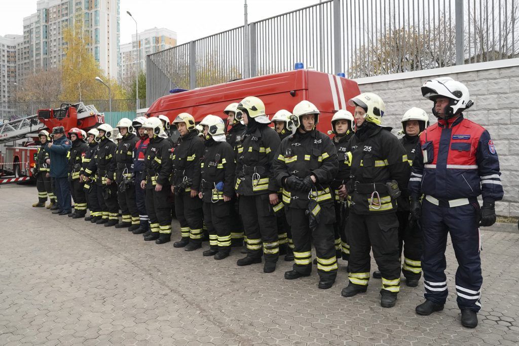 Пожарно-тактические учения прошли в школе на Юге Москвы. Фото: пресс-служба пресс-служба ГОЧСиПБ