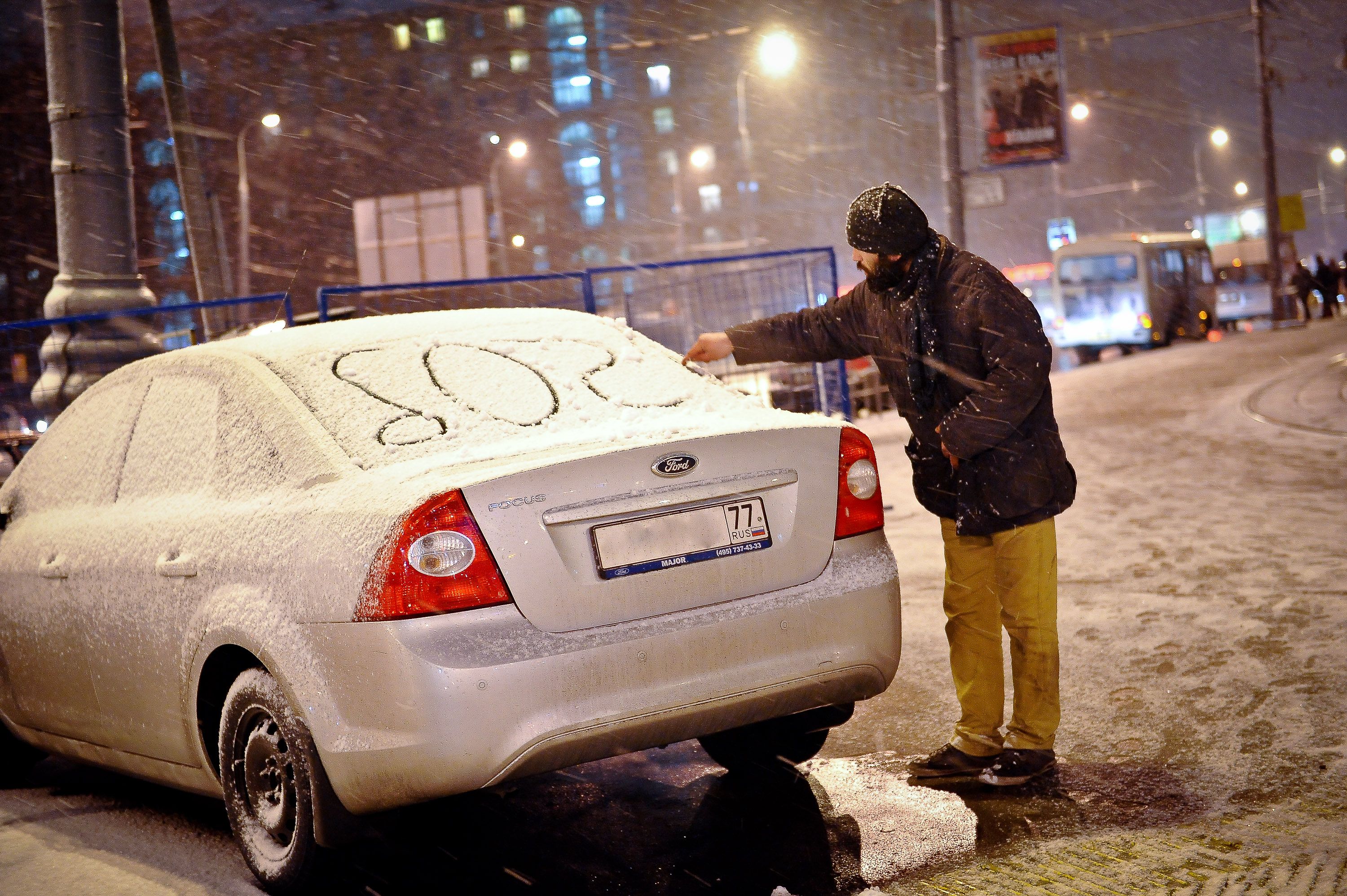 Водителям Москвы пригрозили снегом, ветром и гололедом