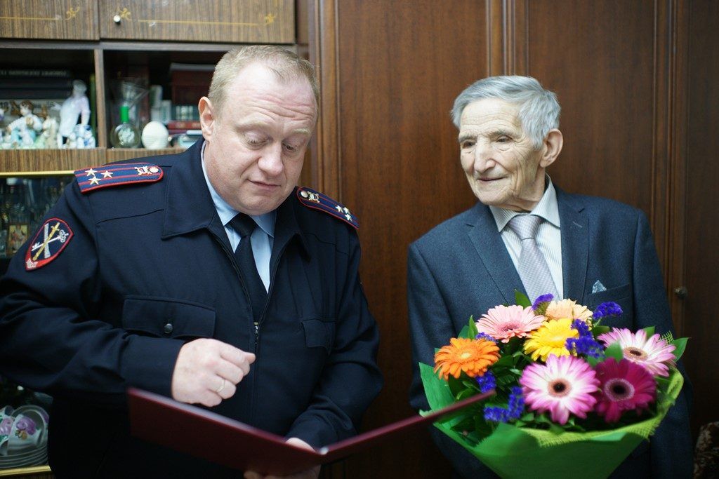 Сотрудники УВД по ЮАО поздравили с днем рождения ветерана Великой Отечественной войны. Фото: пресс-служба УВД по ЮАО