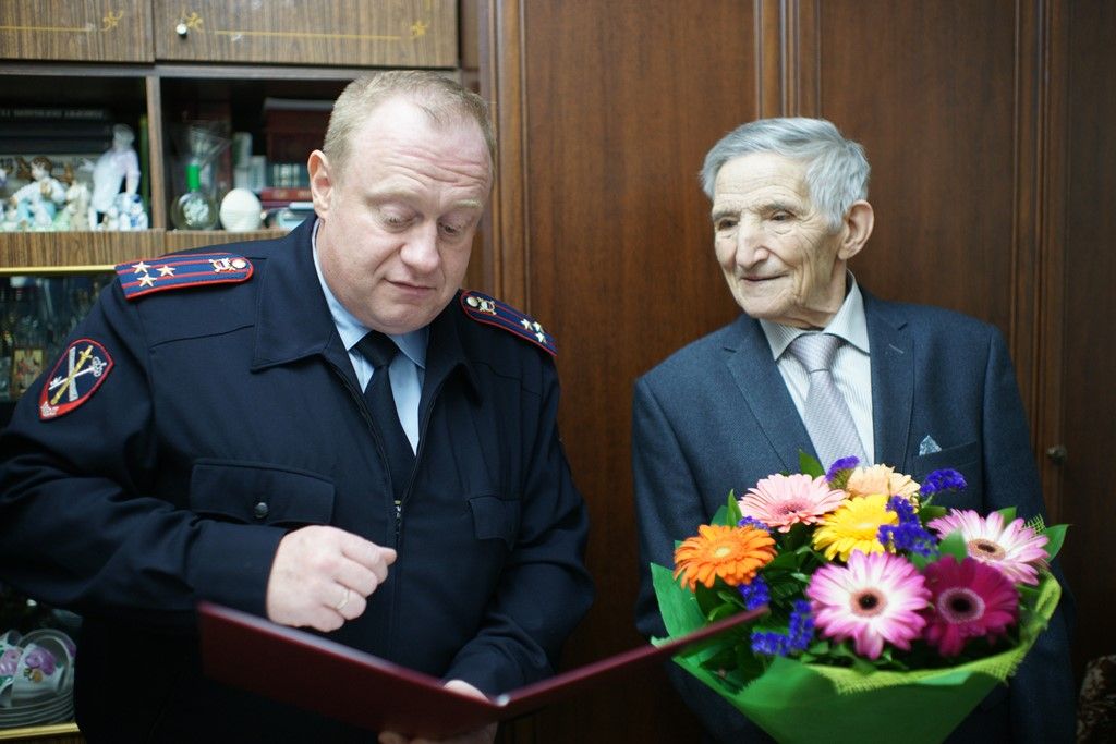 Сотрудники УВД по ЮАО поздравили с днем рождения ветерана Великой Отечественной войны