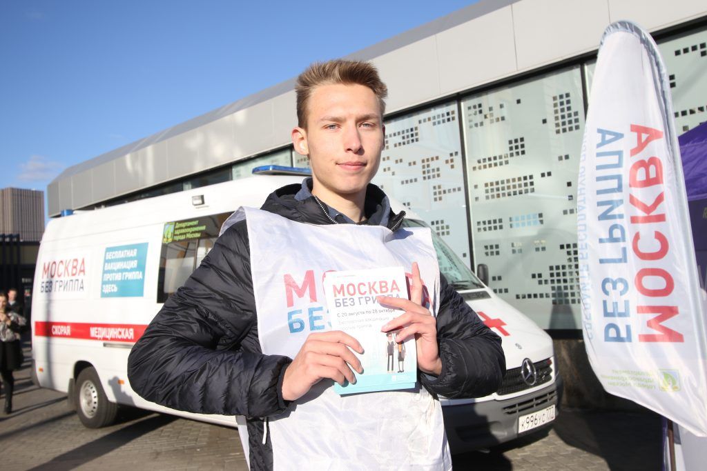 Посещая мобильные пункты, необходимо взять с собой паспорт. Фото: Виктор Хабаров, "Вечерняя Москва" Посещая мобильные пункты, необходимо взять с собой паспорт. Фото: Виктор Хабаров, "Вечерняя Москва"