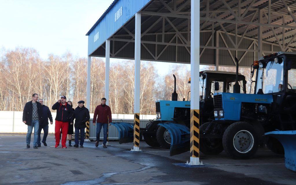 Депутаты Орехова-Борисова Южного проверили готовность техники к зиме. Фото: Сарычева Александра