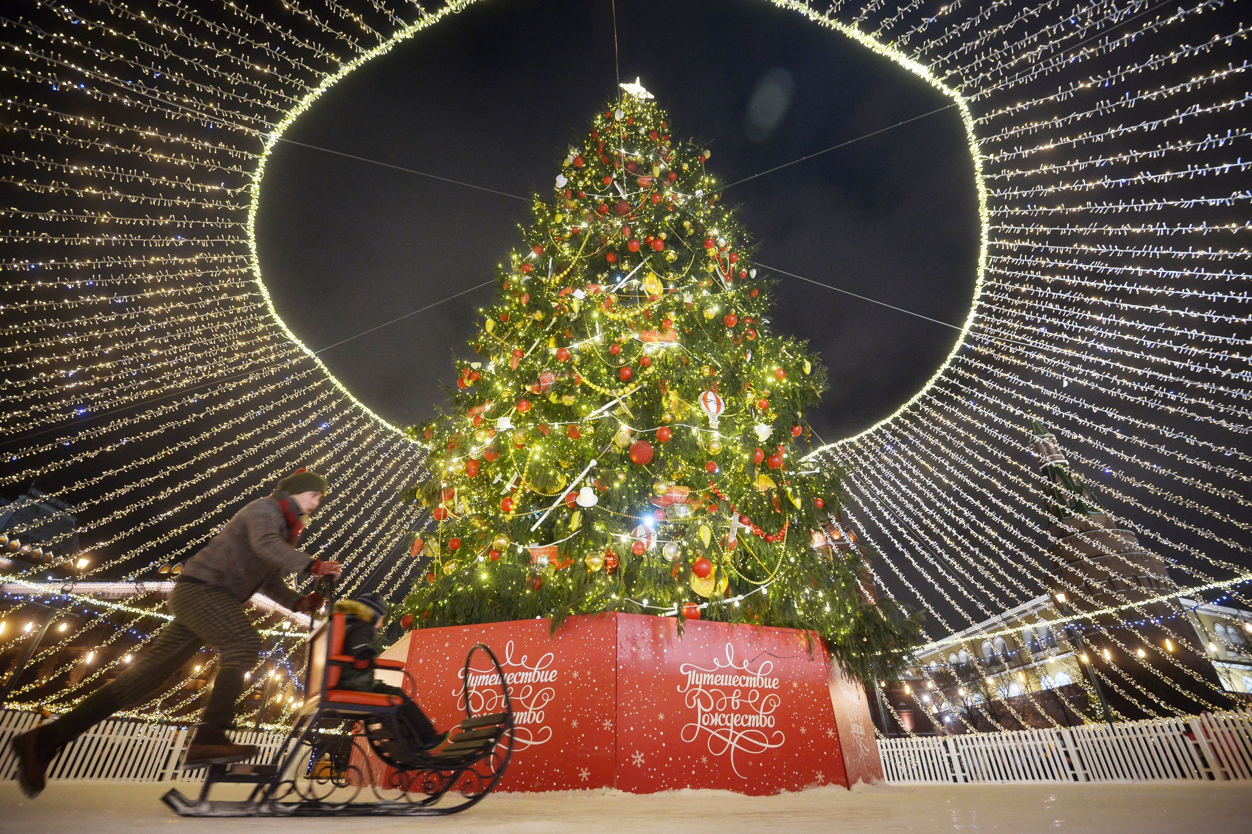 Монтаж главной елки фестиваля «Путешествие в Рождество» стартовал в Москве