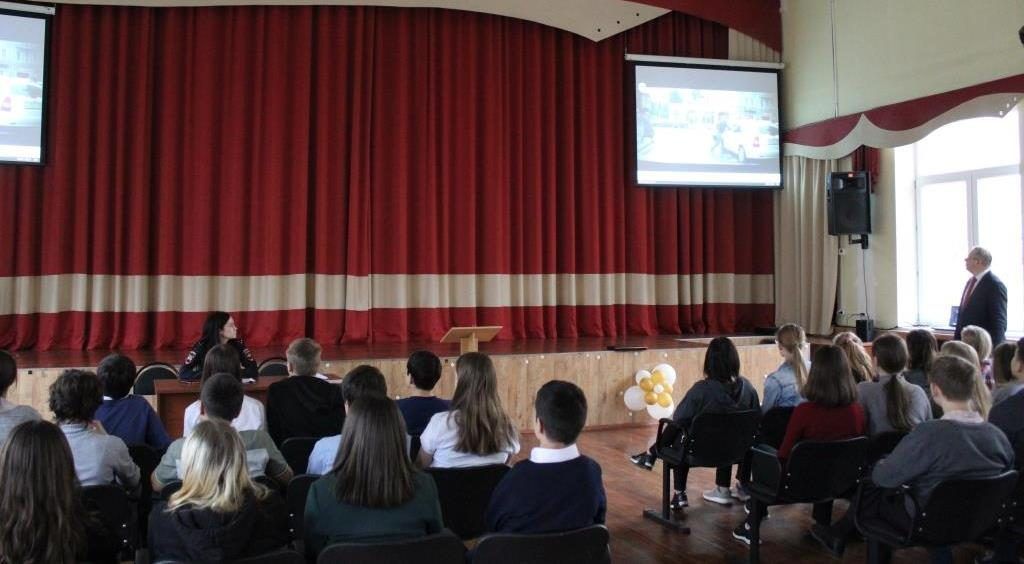 Сотрудники Госавтоинспекции Москвы провели «круглый стол» в одной из школ города. Фото: пресс-служба УВД по ЮАО