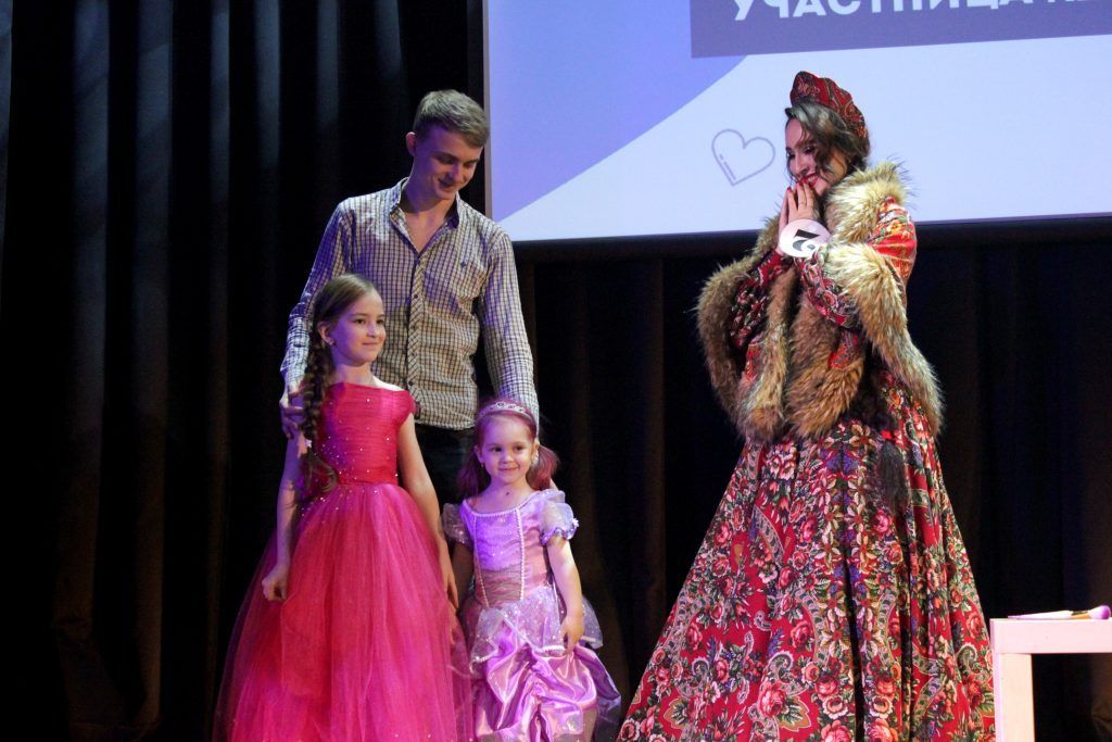Юлия Глушкова с мужем и дочками-принцессами. Фото: Мария Канина