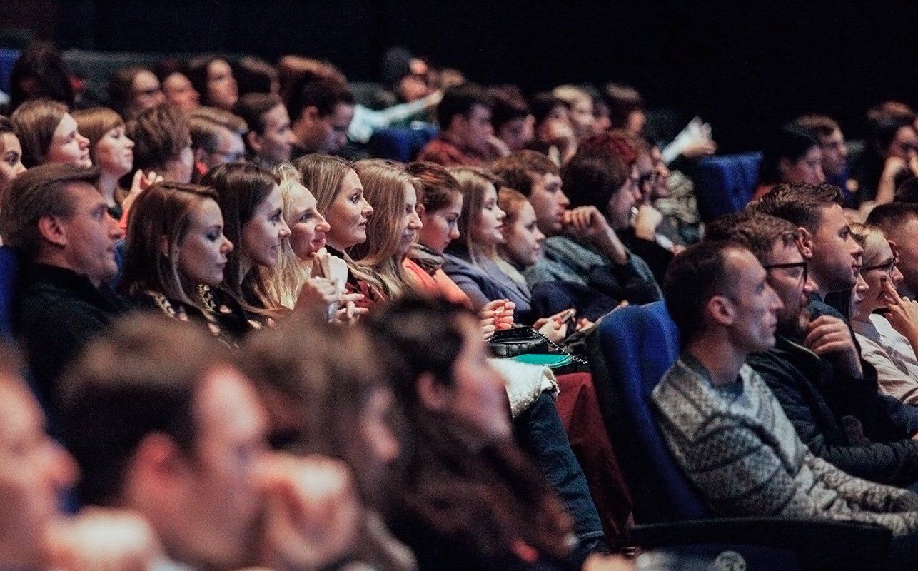 Зрители праздничного концерта. Зрители в кинотеатре. Зрители в кинозале. Зрители в зале картина. Зрители в кинозале фото.