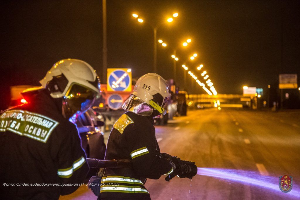 С начала ноября московские пожарные спасли 5 человек при ДТП . Фото: пресс-служба ГОЧСиПБ