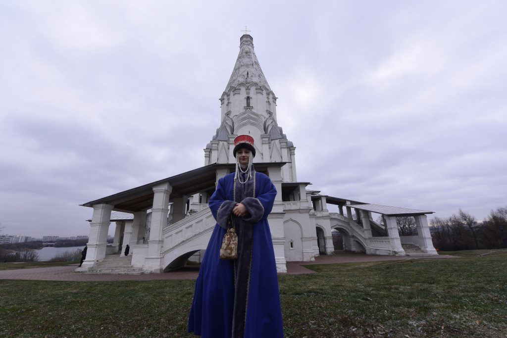 2 декабря 2019 го да. Экскурсовод музея Екатерина Евстахова рядом с Церковью Вознесения Господня. Фото: Пелагия Замятина