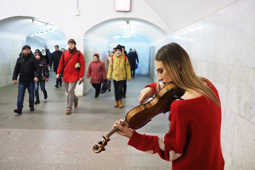 Участница проекта "Музыка в метро" Алиса Гражевская выступает в переходе на станции метро Тургеневская. Фото из архива газеты "Вечерняя Москва"