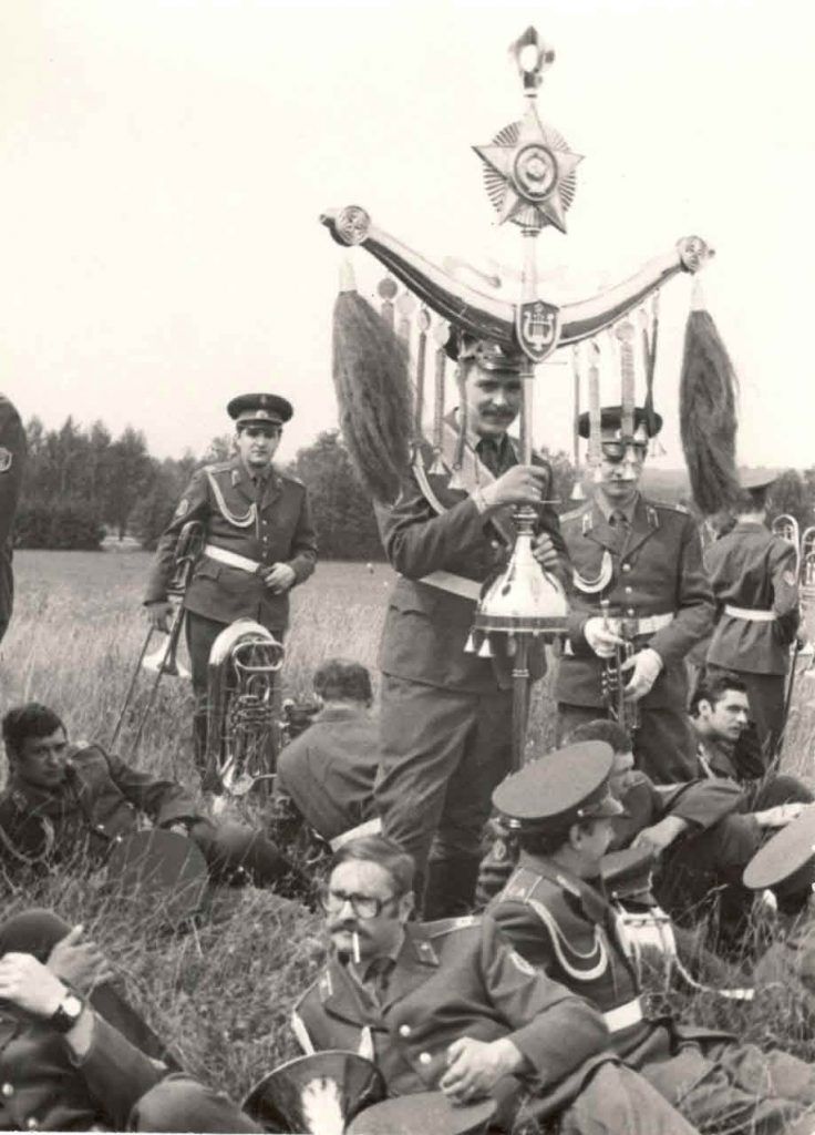 1979 год. Дмитрий Турусин выступает вместе с оркестром на Бородинском поле. Фото из личного архива