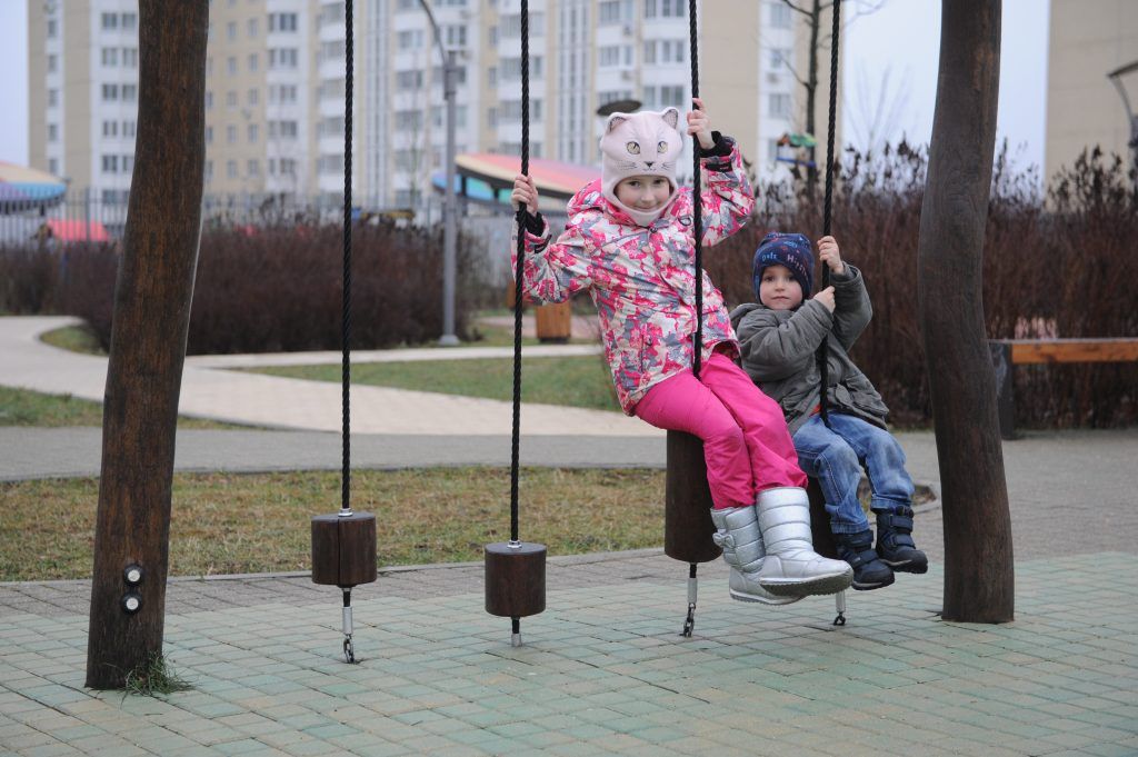 Маша и Святослав любят играть на детской площадке возле дома. Фото: Игорь Генералов