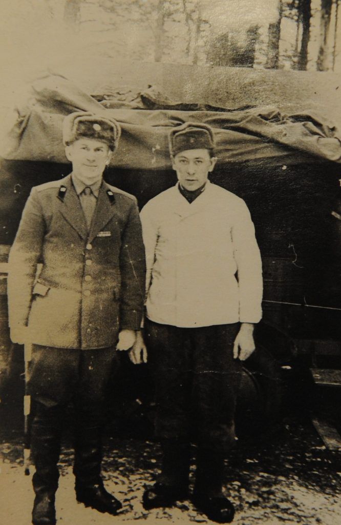 1965 год. Город Вюнсдорф, Германия. Старшина Мосенко и Борис Кутейщиков (слева направо) на полевой кухне. Фото из личного архива