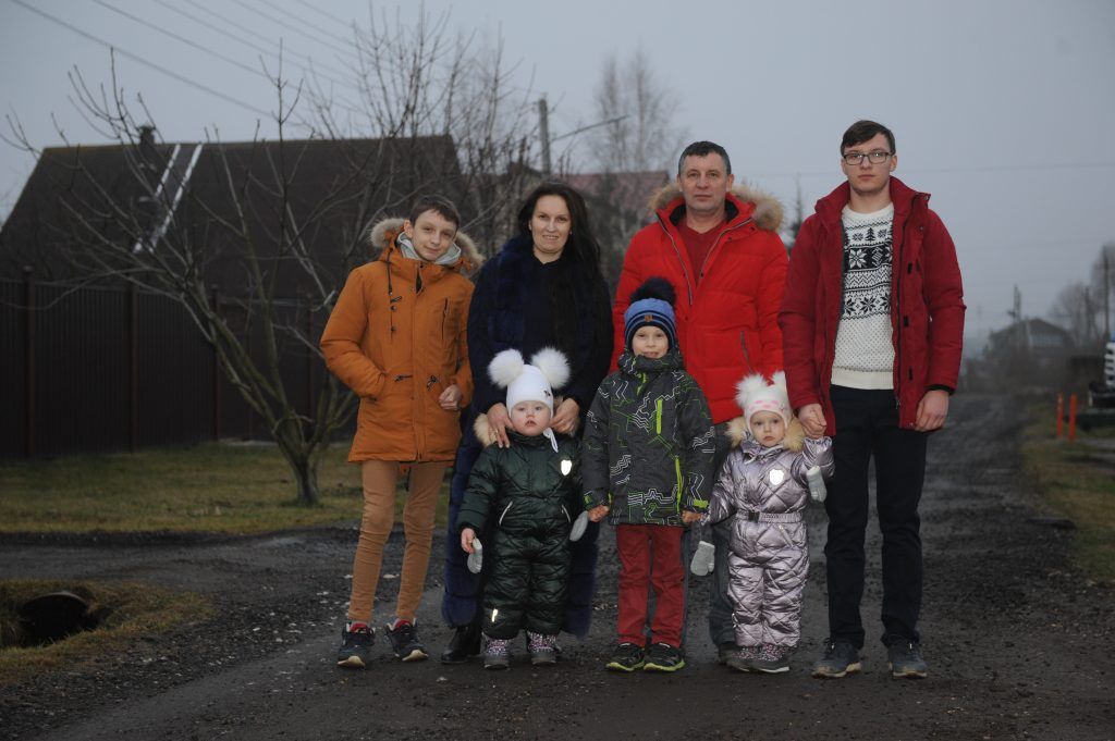 Семья Патока на прогулке (слева направо): Эдуард, мама Наталья, папа Николай, Николай-младший (на заднем плане), Агата, Матвей, Злата (на переднем плане). Фото: Игорь Генералов Семья Патока на прогулке (слева направо): Эдуард, мама Наталья, папа Николай, Николай-младший (на заднем плане), Агата, Матвей, Злата (на переднем плане). Фото: Игорь Генералов