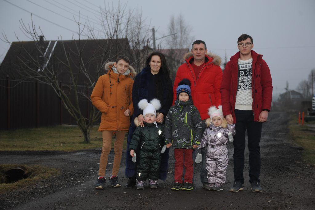 Семья Патока на прогулке (слева направо): Эдуард, мама Наталья, папа Николай, Николай-младший (на заднем плане), Агата, Матвей, Злата (на переднем плане). Фото: Игорь Генералов