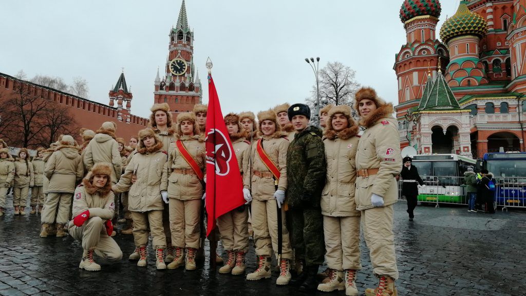 7 ноября 2019 года. Участники клуба «Связист» с руководителем Дмитрием Хлыбовым на Красной площади после торжественного марша в составе парадного расчета Юнармии. Фото из личного архива 7 ноября 2019 года. Участники клуба «Связист» с руководителем Дмитрием Хлыбовым на Красной площади после торжественного марша в составе парадного расчета Юнармии. Фото из личного архива