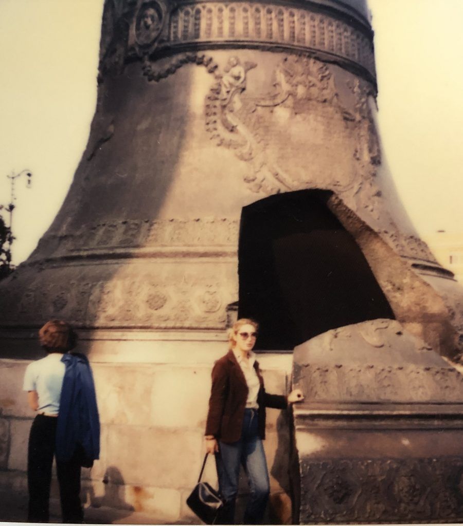 1982 год. Ирина на прогулке по Москве, возле памятника Царь-колокол. Фото из личного архива