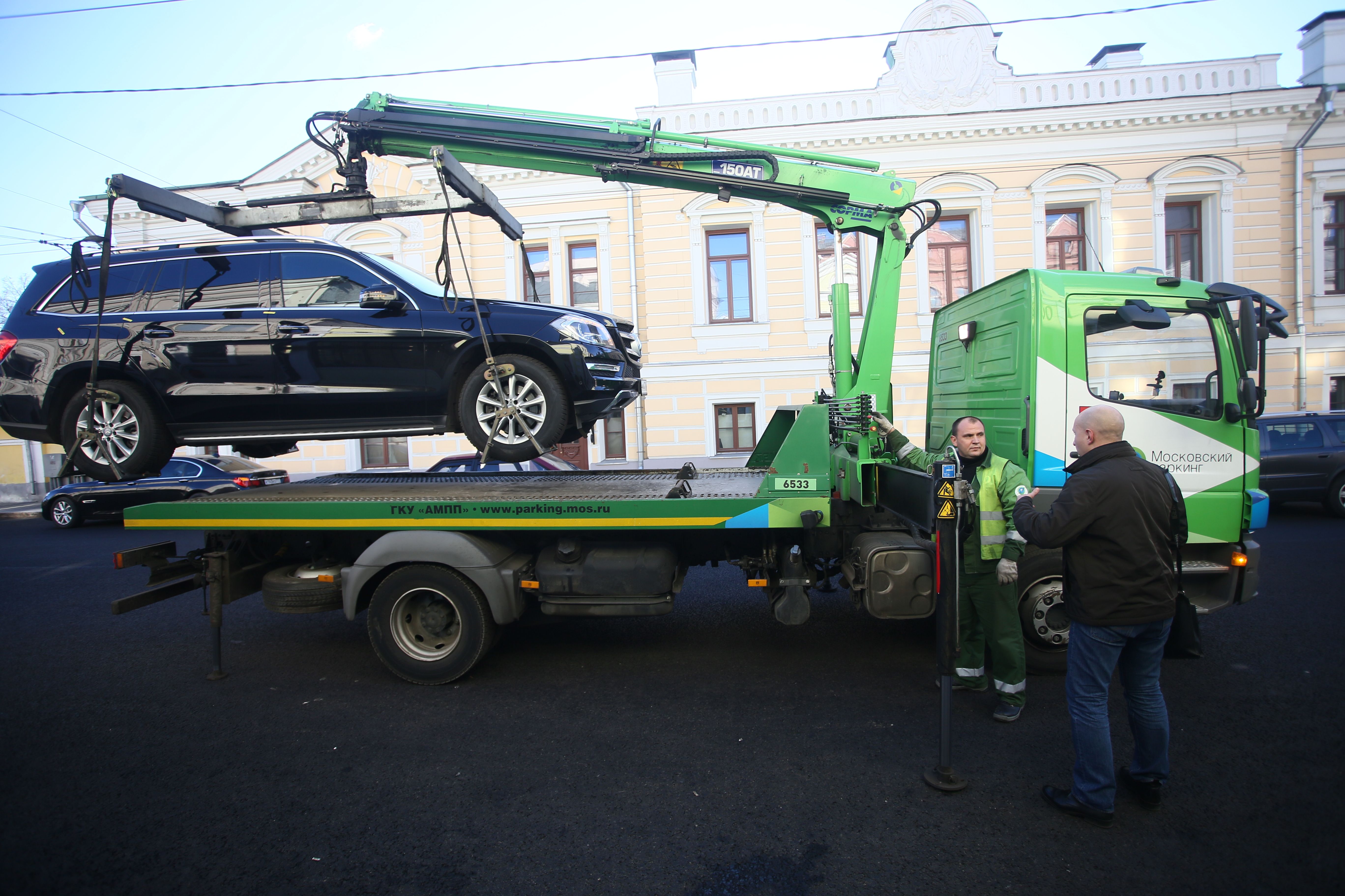 Более 25 тысяч автомобилей убрали с московских парковок для инвалидов за год