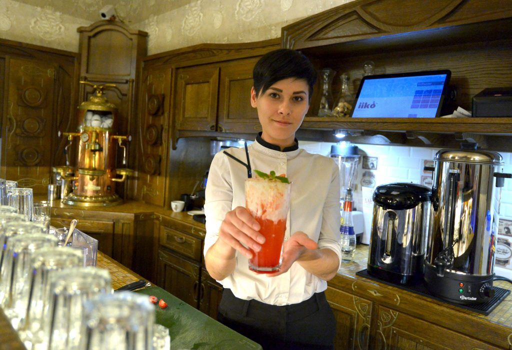 Алкоголь запретили в небольших барах. Фото: Александр Казаков, «Вечерняя Москва»