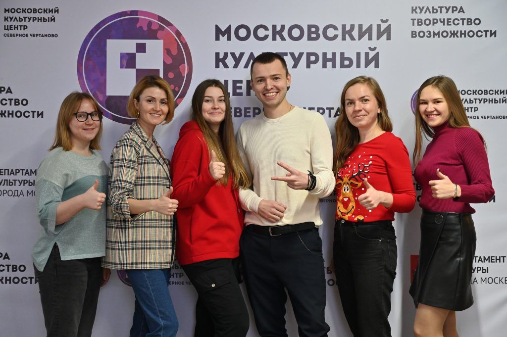 Никита Беляков со своими коллегами (слева направо) — Светланой Сотовой, Анастасией Шестиалтыновой, Юлией Филипповой, Екатериной Ролик и Евгенией Плаксуновой. Фото: Алексей Орлов Никита Беляков со своими коллегами (слева направо) — Светланой Сотовой, Анастасией Шестиалтыновой, Юлией Филипповой, Екатериной Ролик и Евгенией Плаксуновой. Фото: Алексей Орлов