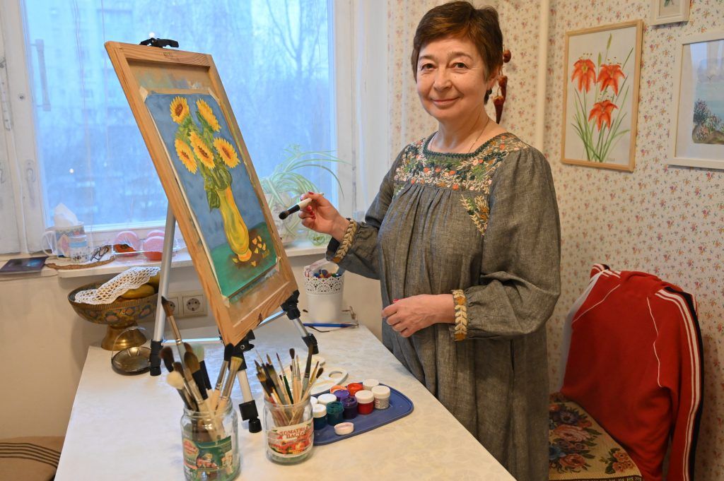 Ирина признается, что решила научиться рисовать для того, чтобы развить творческое мышление. Фото: Алексей Орлов Ирина признается, что решила научиться рисовать для того, чтобы развить творческое мышление. Фото: Алексей Орлов