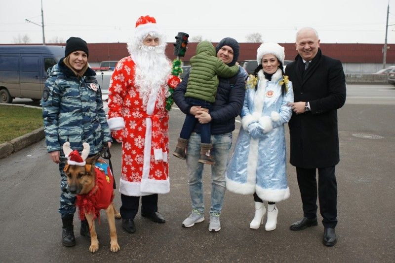 Полицейский Дед Мороз из УВД по ЮАО поздравил жителей столицы с наступающим Новым годом!