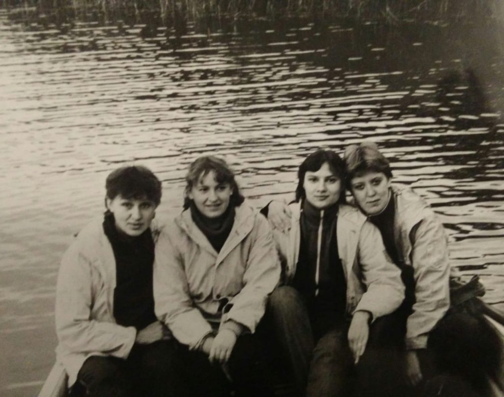 1984 год. Татьяна Моргунова (справа) с коллегами в походе в Латвии. Фото из личного архива 1984 год. Татьяна Моргунова (справа) с коллегами в походе в Латвии. Фото из личного архива