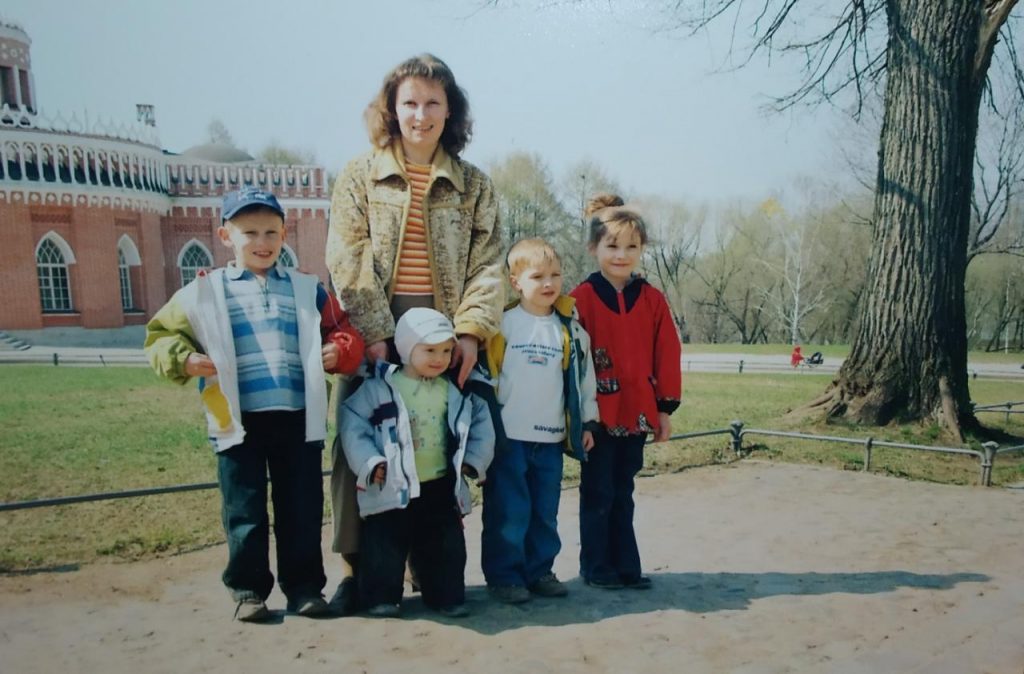 2005 год. Наталья Патока на прогулке в парке «Царицыно» со своими детьми — Владиславом, Эдуардом, Николаем и Дианой (слева направо). Фото из личного архива 2005 год. Наталья Патока на прогулке в парке «Царицыно» со своими детьми — Владиславом, Эдуардом, Николаем и Дианой (слева направо). Фото из личного архива