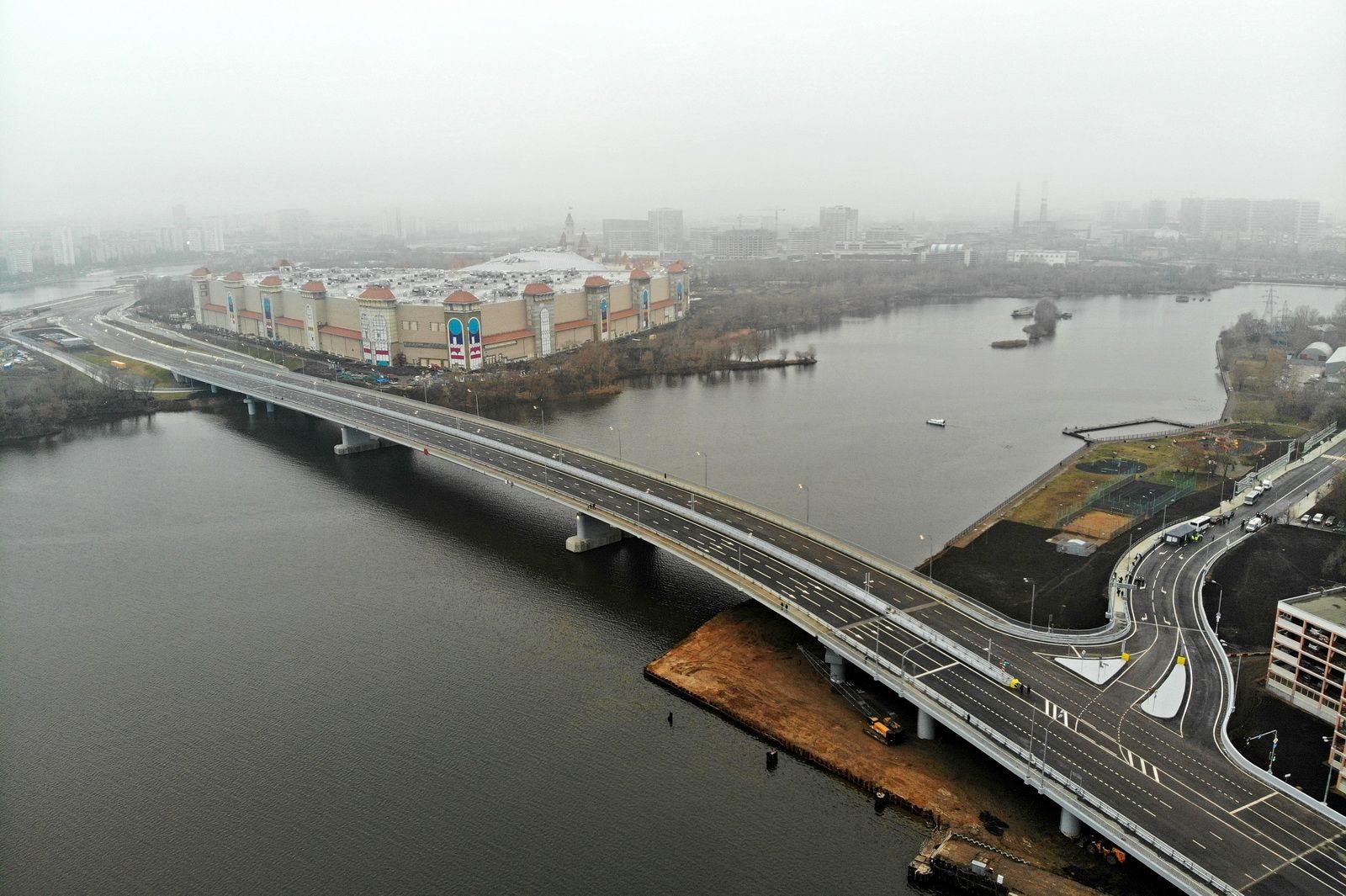 Движение транспорта запустили по мосту через Кожуховский затон