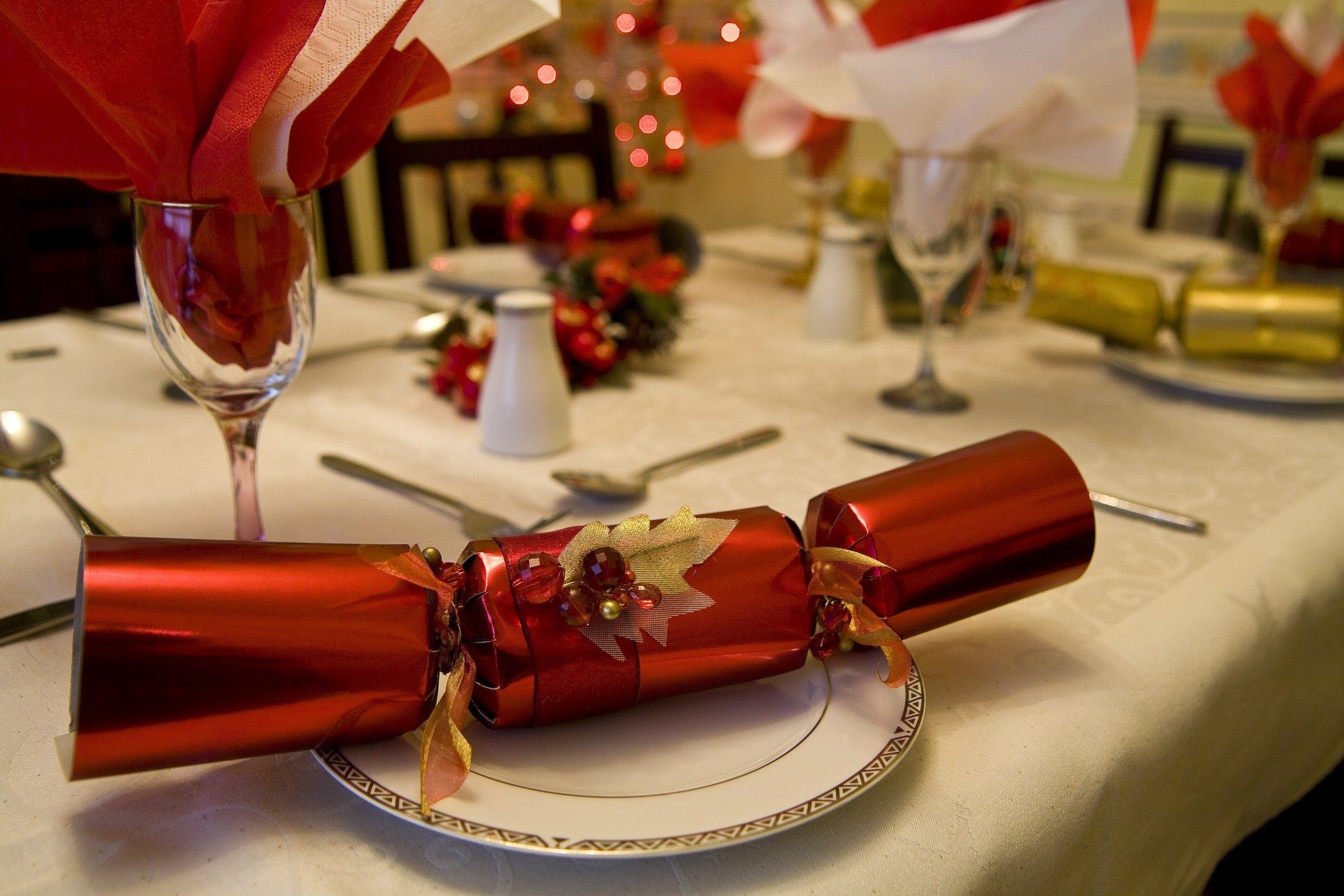 В новогоднюю ночь не следует есть колбасу и салаты с майонезом. Фото: pixabay.com
