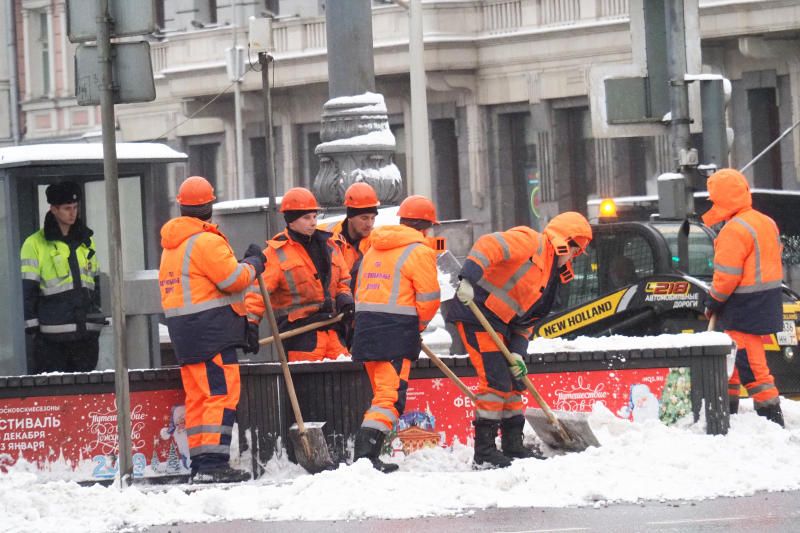 Коммунальные службы Москвы продолжают расчистку улиц от снега