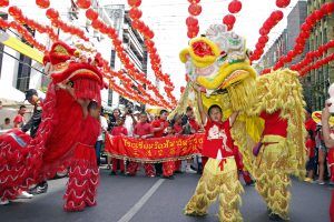 Артисты исполняют хореографические номера в костюме дракона в Китае. Фото: pixabay.com