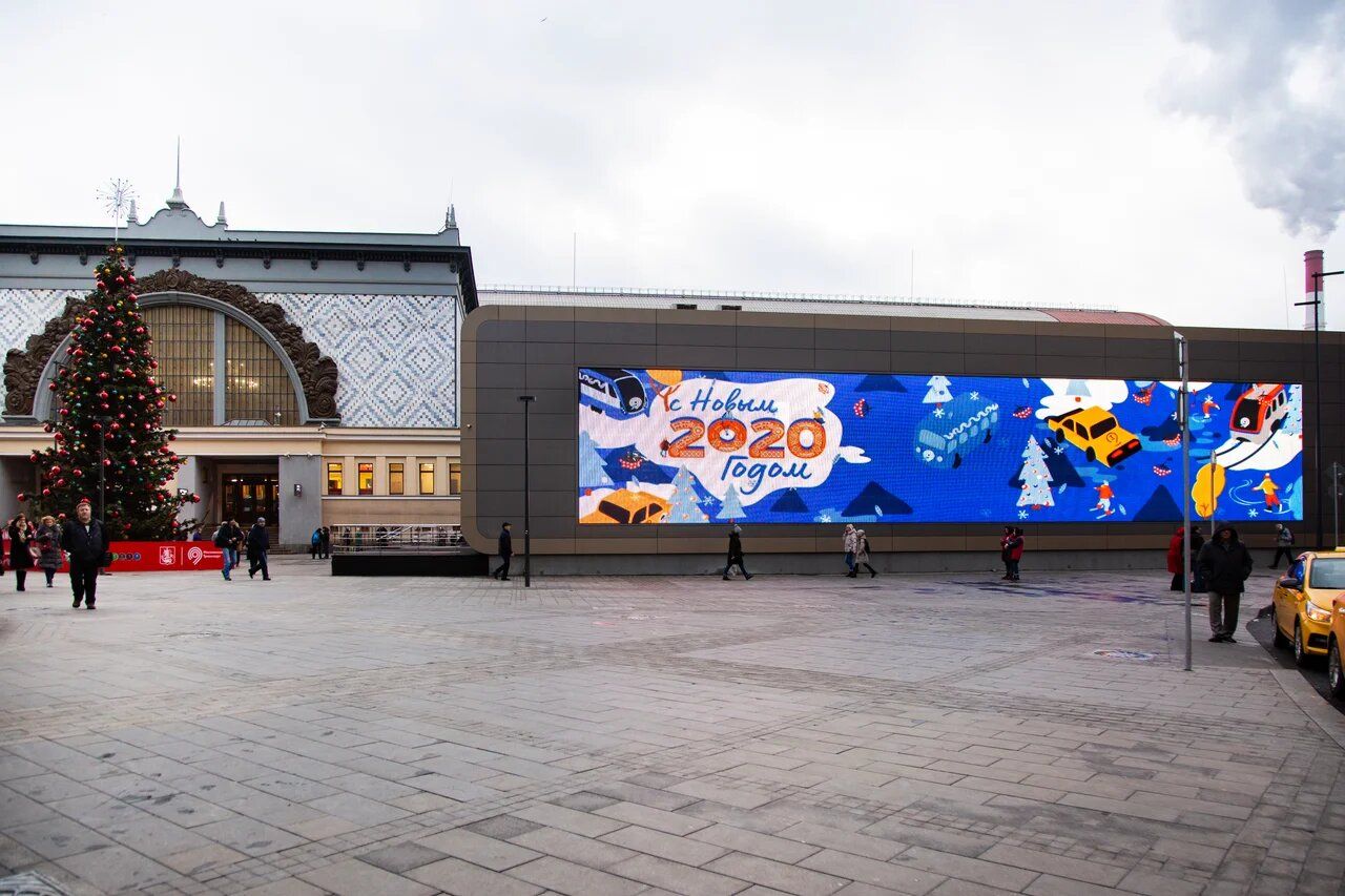 26 метровая новогодняя открытка украсила медиафасад Павильона МЦД