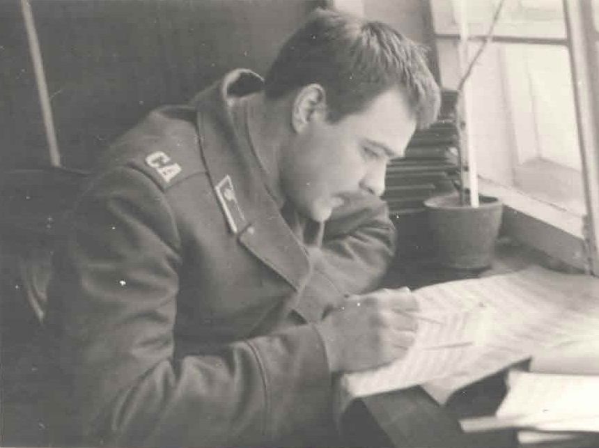 1979 год. Студент Дмитрий Турусин переписывает ноты. Фото из личного архива