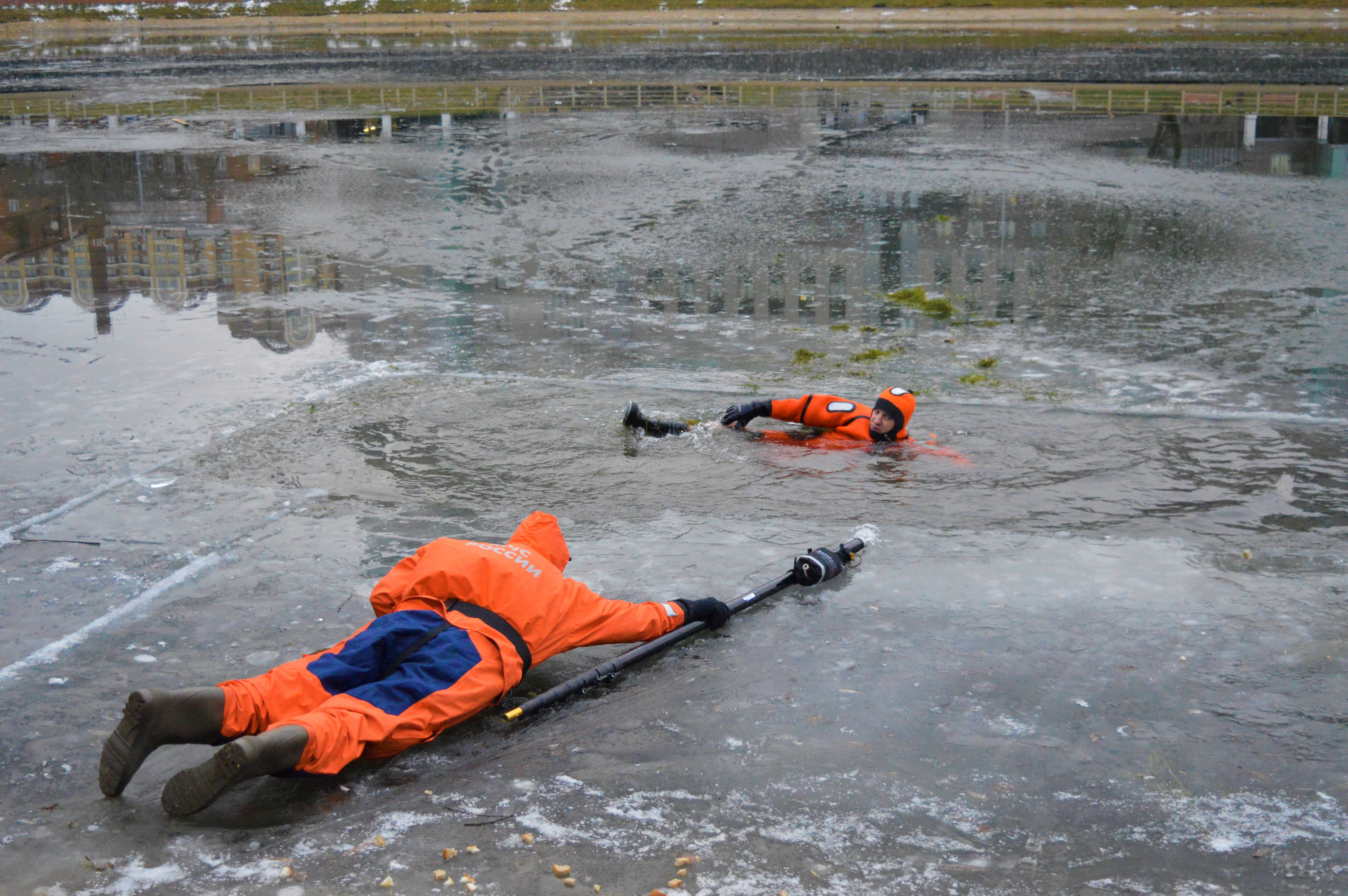 Спасатели провели необычное мероприятие на Калитниковском пруду для столичных школьников ситуациям и пожарной безопасности города Москвы