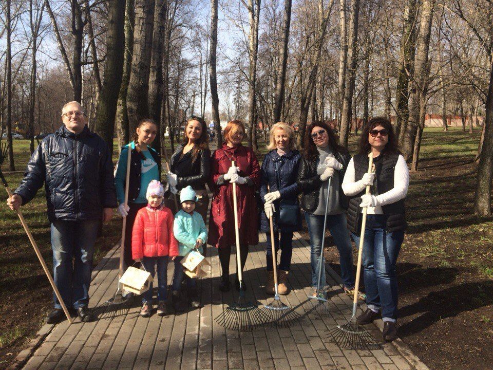 Вместе с коллегами Любовь Кузмич часто организует различные мероприятия. Например, субботники. Фото из личного архива Вместе с коллегами Любовь Кузмич часто организует различные мероприятия. Например, субботники. Фото из личного архива