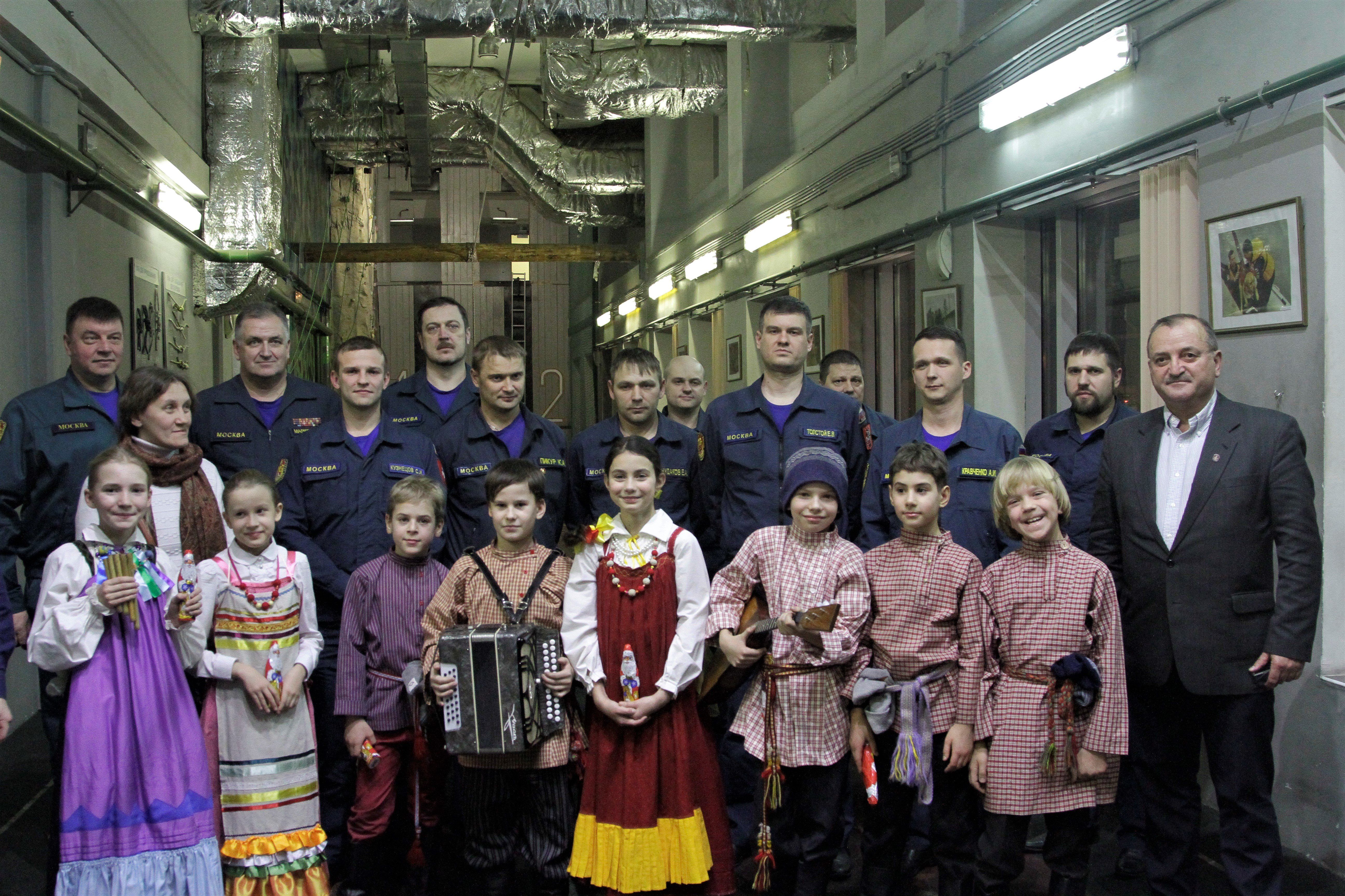 Творческий коллектив детей поздравил московских спасателей с профессиональным праздником