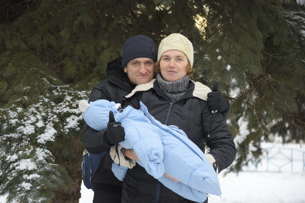 12 января 2020 года. Максим и Вера Куликовы гуляют с новорожденным сыном Сережей. Фото: Пелагия Замятина